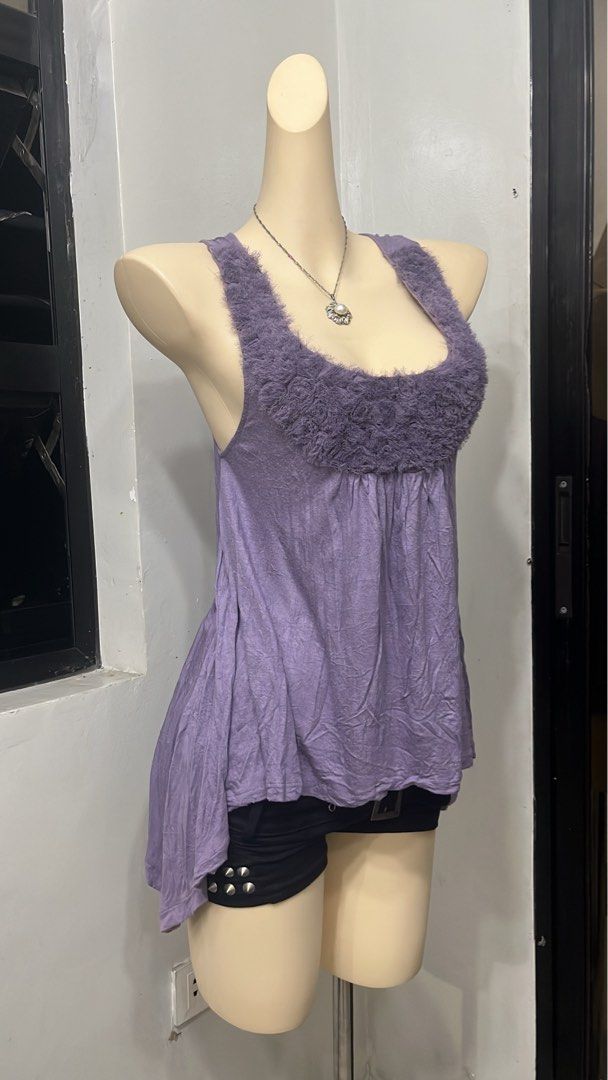Candies y2k Assymetric hem top (Category: Sleeveless) located in Caloocan City. Submitted by onlyfromthepast (Listing ID 1469873400, Image 1). Description: 9/10 condition Xs-m ✅My bio before purchasing tia💕 ✅ All items are fresh from bales, Pls expect dirt,dust or stains.