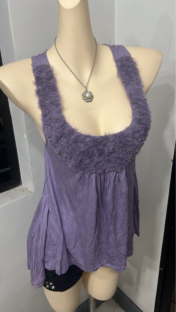 Candies y2k Assymetric hem top (Category: Sleeveless) located in Caloocan City. Submitted by onlyfromthepast (Listing ID 1469873400, Image 2). Description: 9/10 condition Xs-m ✅My bio before purchasing tia💕 ✅ All items are fresh from bales, Pls expect dirt,dust or stains.