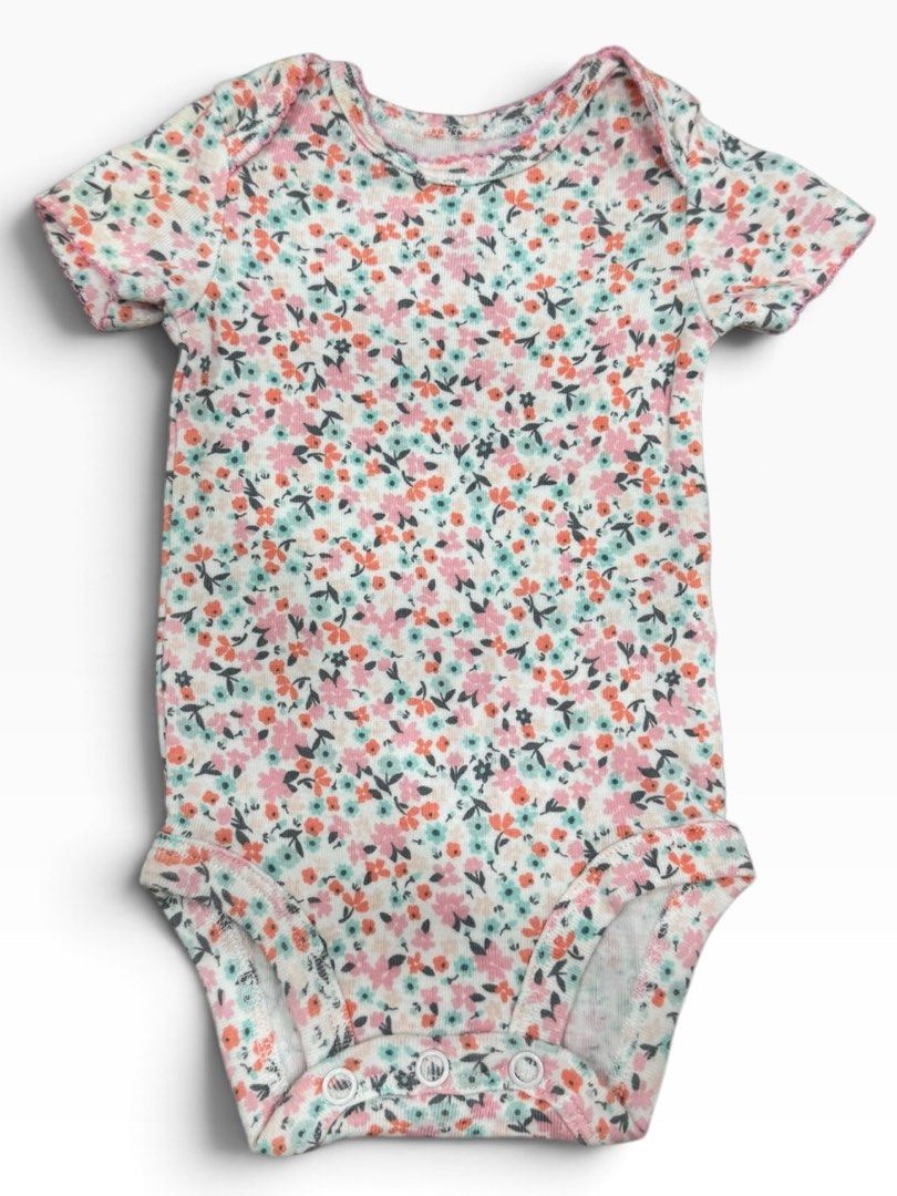 Carter’s Onesie (Newborn) (Category: Babies & Kids Fashion) located in Angeles City. Submitted by aeapreloved (Listing ID 1469777540, Image 1). Description: Carter’s Floral Baby Onesie 🌸 * Size: Newborn * Colorful floral print * Short sleeves * Snap-button closure Sweet floral design, perfect for your little one’s everyday outfit!.