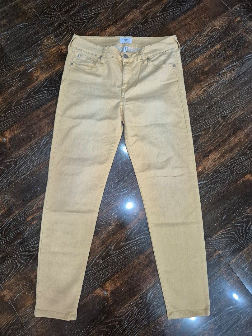 Celebrity Pink Jeans (Category: Jeans) located in Santa Cruz. Submitted by deenem (Listing ID 1469768162, Image 2). Description: Like New😍👌 No flaws👌 (Measurements laid flat in inches) Waist: 15-17 Lenght: 35.5 stretchable.