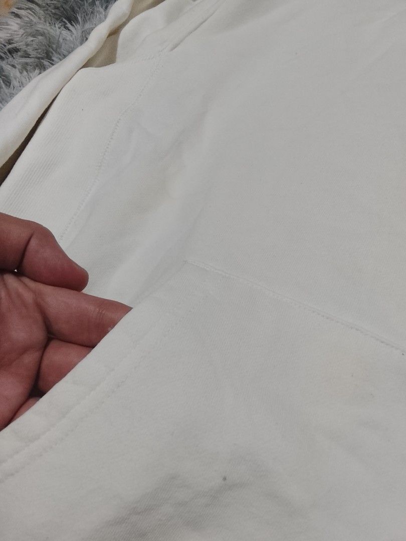 Champion Reverse Weave Pullover Hoodie XL (Category: Coats, Jackets and Outerwear) located in Davao. Submitted by thevintagehunterdvo (Listing ID 1469882437, Image 3). Description: Width 22.5 Length 27 Issue: Stains Check Last Photos.