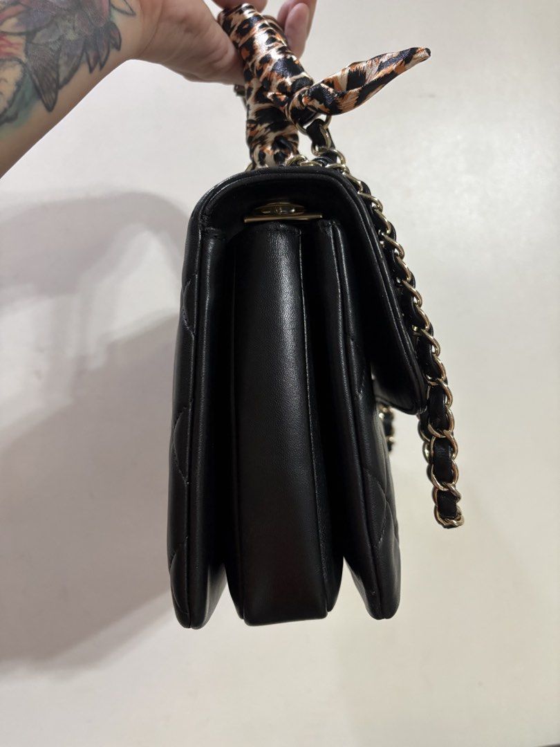Chanel (Category: Luxury Bags & Wallets) located in Cainta. Submitted by 3rd_street.onlineshop (Listing ID 1469873790, Image 3). Description: Konti rubs sa top handle, kaya may twilly. Pwede nyo tanggalin kung ayaw nyo. Body in good condition Cc underzip & coded Sf not included Payment first.