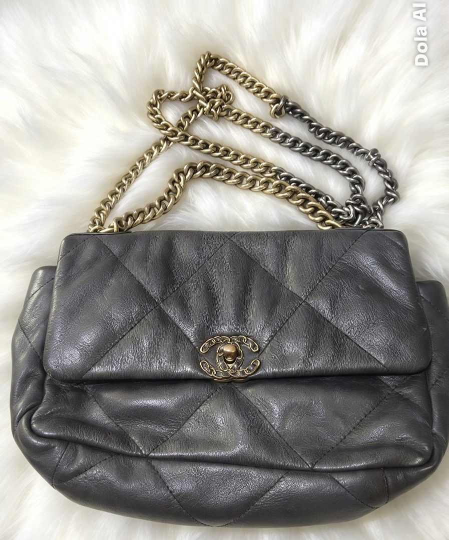 Chanel bag (Category: Cross-body Bags) located in Iloilo. Submitted by khonz (Listing ID 1469777677, Image 1). Description: no flaw with holo sticker.