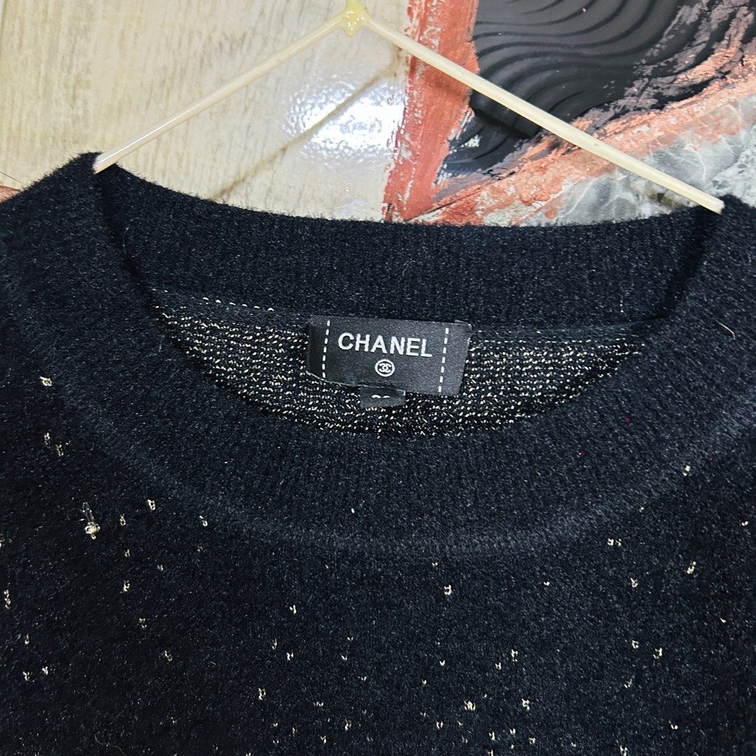 Chanel knit sweater (Category: Luxury Apparel) located in Baguio. Submitted by kckc_luxury (Listing ID 1469915460, Image 3). Description: 🌸 TINY PINK SPOTS ARE LENS DAMAGE, NOT CLOTH STAINS ————————— ❗️KINDLY READ BEFORE MAKING AN OFFER❗️ LISTING DETAILS size:Large width x length (inches):26x28 condition: EXCELLENT --- MOP: Gcash / BPI MOD: J&T / JRS LOCATION: Baguio City --- NOTE: • Manage your expectations • Photos did not go under any edit bu