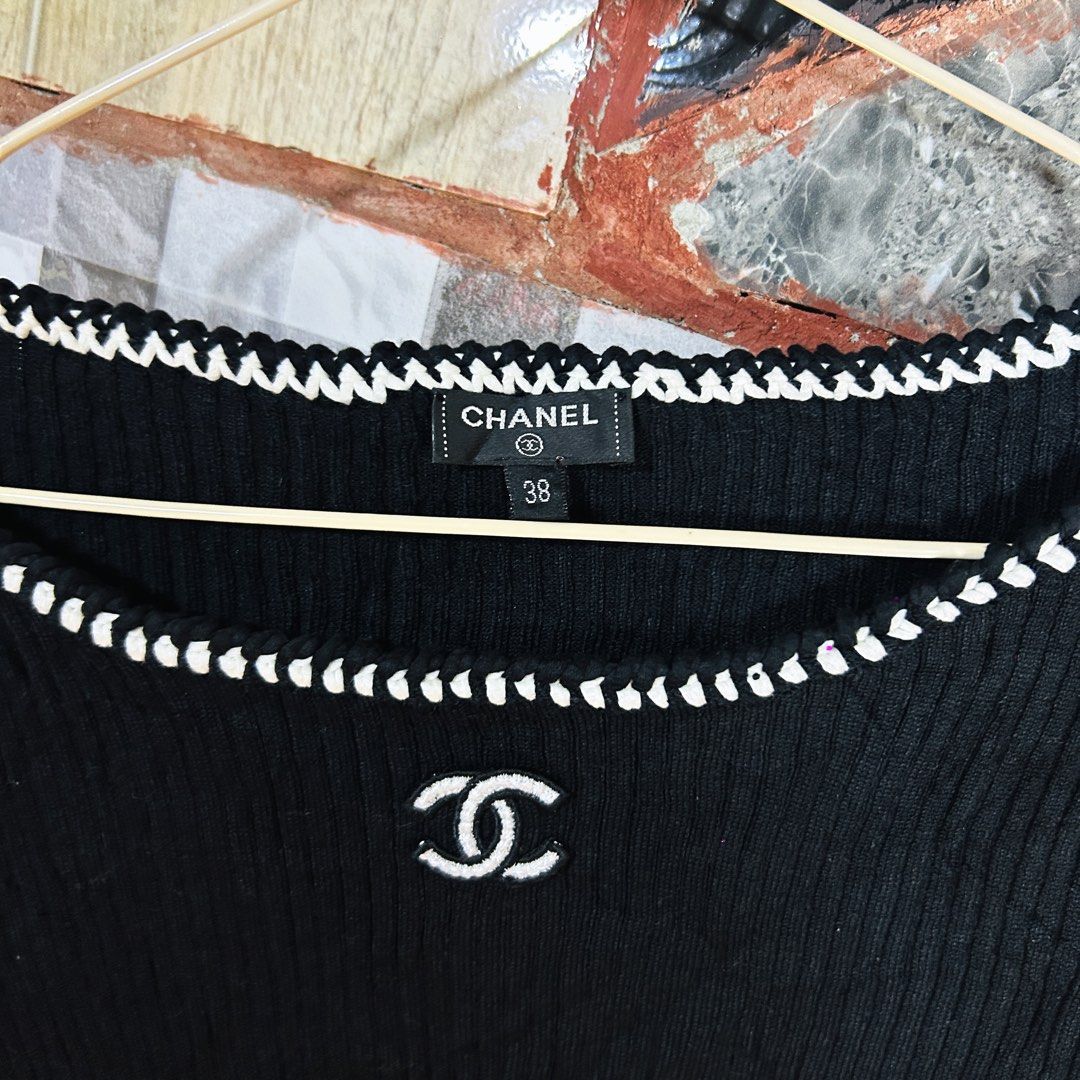 Chanel knit top (Category: Luxury Apparel) located in Baguio. Submitted by kckc_luxury (Listing ID 1469915204, Image 3). Description: 🌸 TINY PINK SPOTS ARE LENS DAMAGE, NOT CLOTH STAINS ————————— ❗️KINDLY READ BEFORE MAKING AN OFFER❗️ LISTING DETAILS size:M width x length (inches):22x20 condition: EXCELLENT --- MOP: Gcash / BPI MOD: J&T / JRS LOCATION: Baguio City --- NOTE: • Manage your expectations • Photos did not go under any edit but colors