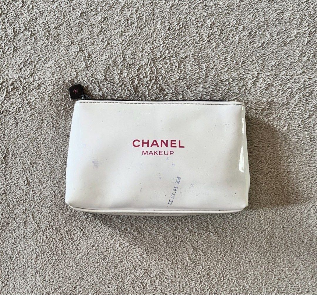 Chanel White Novelty Vinyl Small Pouch (Category: Luxury Bags & Wallets) located in Naga. Submitted by kitty_cate02 (Listing ID 1469806114, Image 1). Description: Preloved with signs of usage Please see pictures for reference Measurements: 16cm x 10cm x 2.4cm Authentic💯.