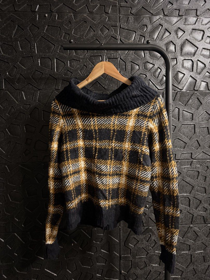 Checkered Autumn Sweater (Category: Coats, Jackets and Outerwear) located in Mandaluyong City. Submitted by fizz4gudd (Listing ID 1469834491, Image 1). Description: No Issue 📍Mandaluyong City.