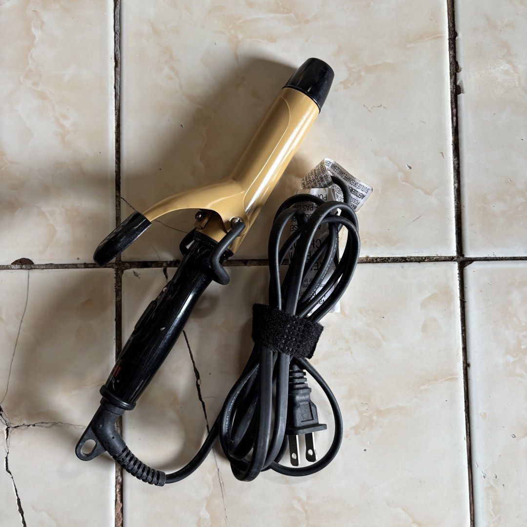 CHI Air Curling Iron (Category: Hair) located in Agoncillo. Submitted by alcazarmfatima (Listing ID 1469946441, Image 1). Description: .
