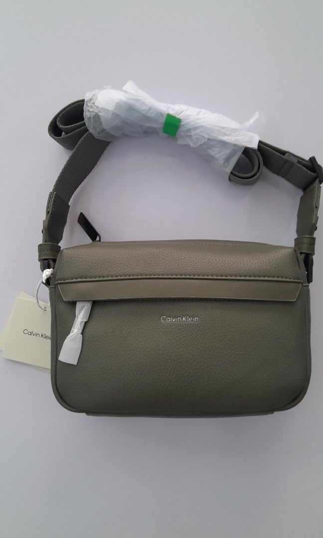Ck Must Camera Bag (Category: Sling Bags) located in Victoria. Submitted by wearnsel (Listing ID 1469795910, Image 1). Description: Ck Must Camera Bag 💯 Original Brandnew Available in 2 colors: Army green (1) Gray (1) P3,650 Items from Australia DISCLAIMER: We are not affiliated with any of the brands mentioned in our post. All copyrights are solely of the original brand owner..