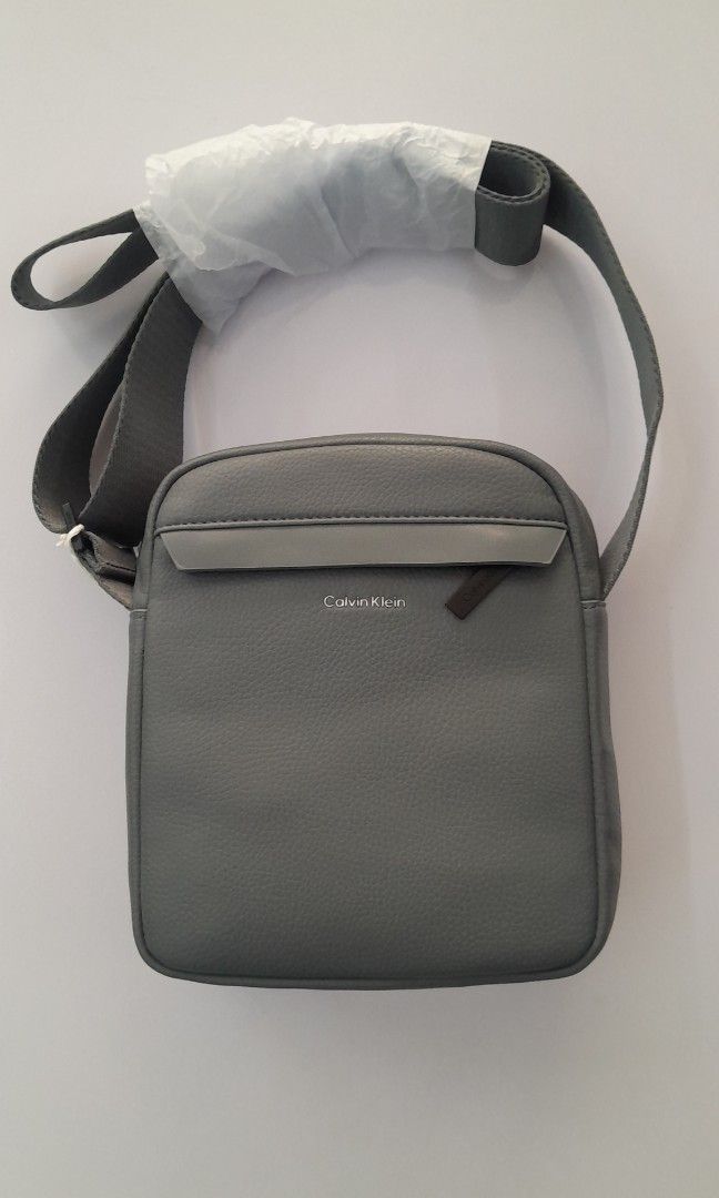 CK Must Reporter Bag (Category: Sling Bags) located in Victoria. Submitted by wearnsel (Listing ID 1469795494, Image 2). Description: Ck Must Reporter Bag 💯 Original Brandnew P3,450 Items from Australia DISCLAIMER: We are not affiliated with any of the brands mentioned in our post. All copyrights are solely of the original brand owner..