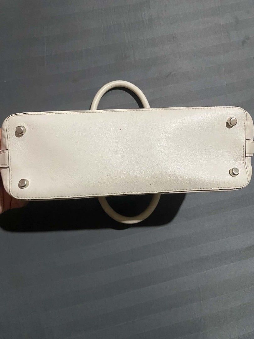 COACH 👜 (Category: Luxury Bags & Wallets) located in Manila. Submitted by fastsight (Listing ID 1469891723, Image 3). Description: COACH 👜 HONEST ISSUE✅ MINIMAL NA TANGGAL NA PAINT TAG SA LOOB.