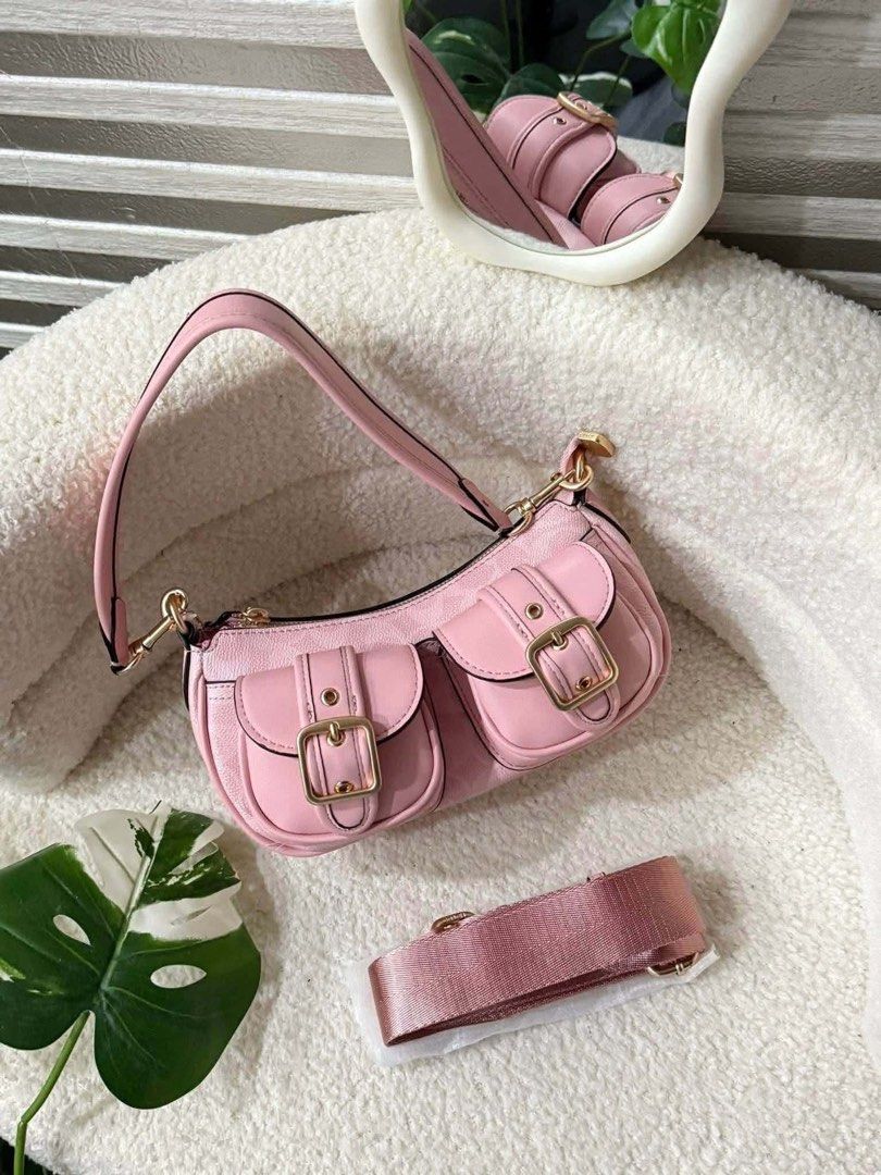 Coach Ashton Baguette Bag (Category: Shoulder Bags) located in Quezon City. Submitted by stuffs.hellyy (Listing ID 1469931300, Image 3). Description: made in vietnam two way! ( can be sling/shoulder bag).