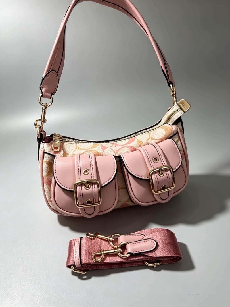Coach Ashton Baguette Bag (Category: Shoulder Bags) located in Quezon City. Submitted by stuffs.hellyy (Listing ID 1469931300, Image 2). Description: made in vietnam two way! ( can be sling/shoulder bag).