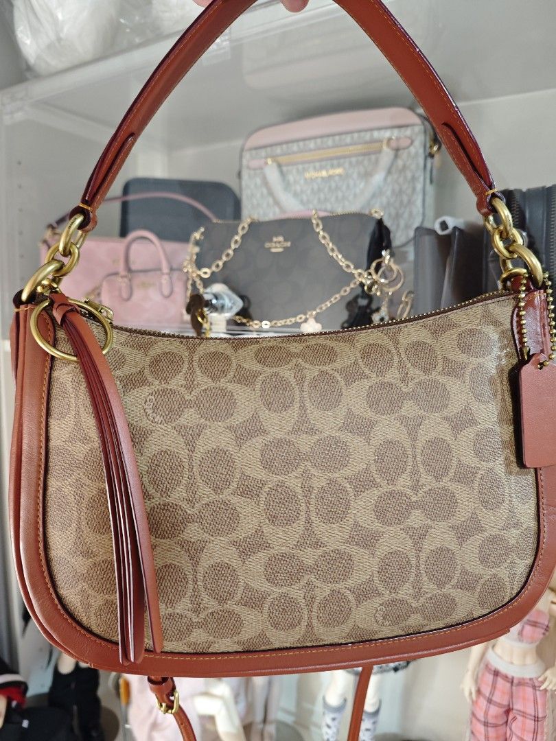 coach bag (Category: Luxury Bags & Wallets) located in Quezon City. Submitted by snowfrostkhloething (Listing ID 1469854203, Image 1). Description: .