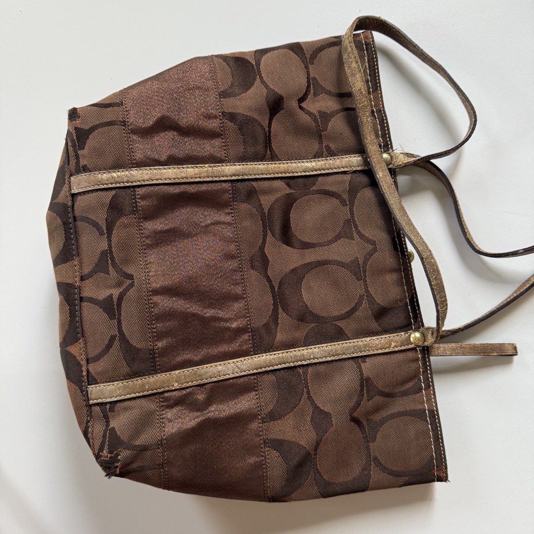 Coach brown signature tote (Category: Tote Bags) located in Cavite. Submitted by kalebfindsluxs (Listing ID 1469898368, Image 2). Description: Coach brown signature tote Project bag Handle issue Rubs scratches Check details - 1k + sf Loc cavite Jnt / lalamove.