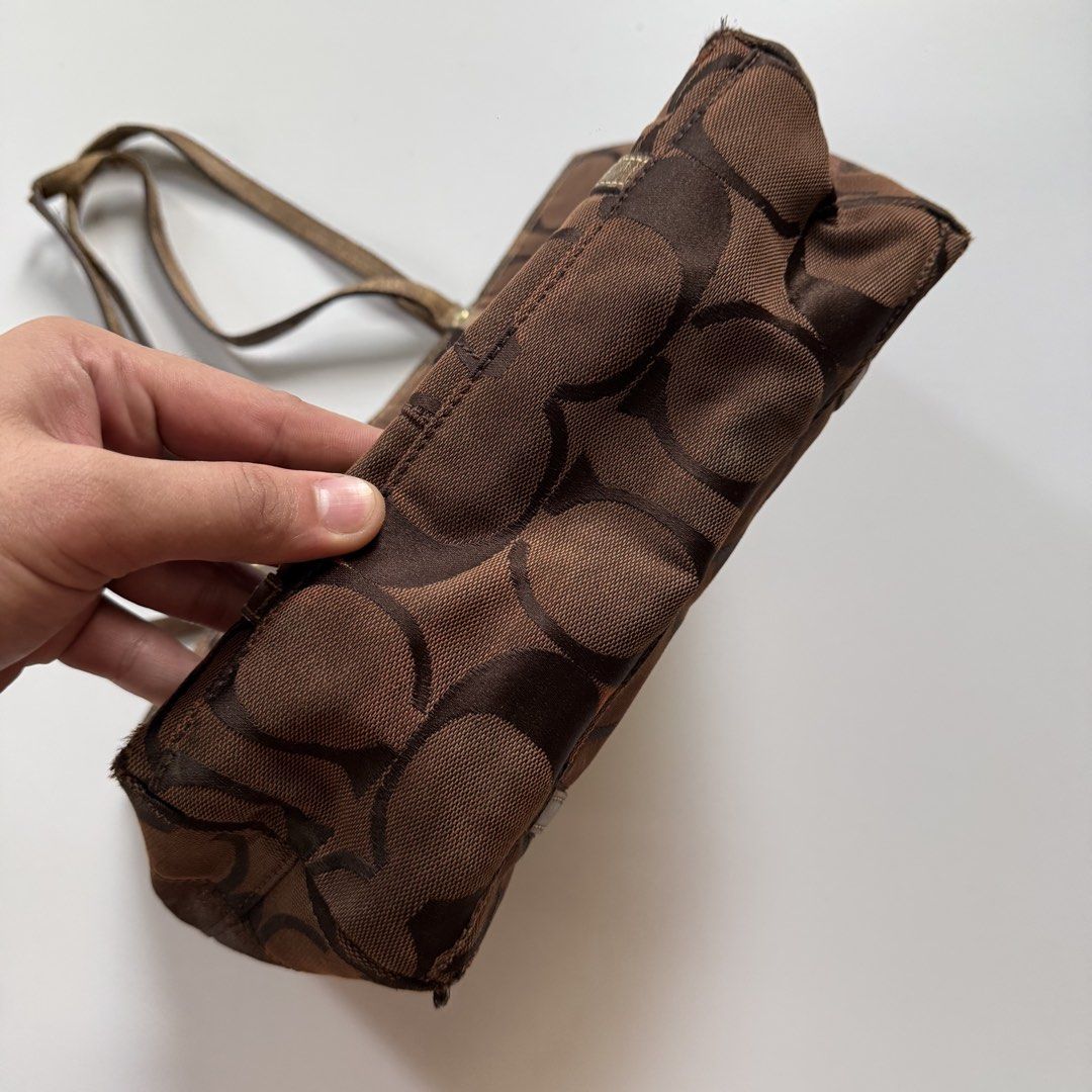 Coach brown signature tote (Category: Tote Bags) located in Cavite. Submitted by kalebfindsluxs (Listing ID 1469898368, Image 3). Description: Coach brown signature tote Project bag Handle issue Rubs scratches Check details - 1k + sf Loc cavite Jnt / lalamove.