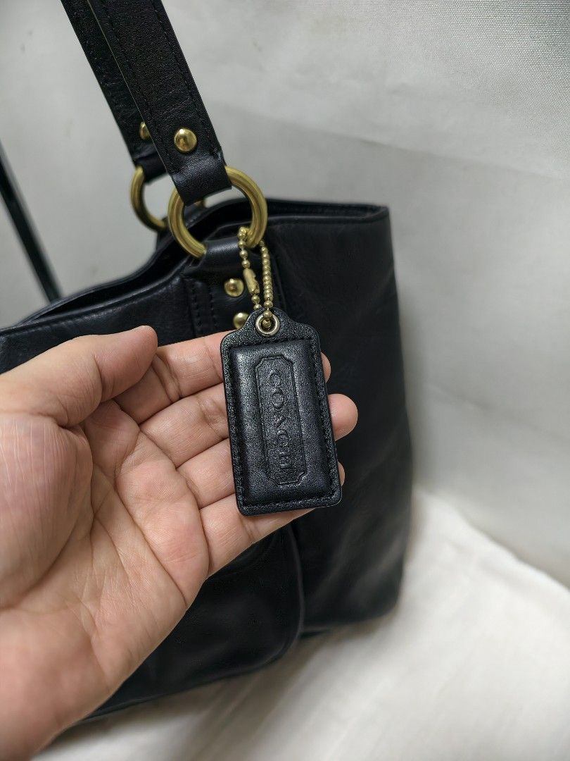 Coach Campbell Belle Carryall shoulder bag (Category: Luxury Bags & Wallets) located in Quezon City. Submitted by calmbird.3f2102 (Listing ID 1469894418, Image 3). Description: office bag,looks new, gold hardwares..