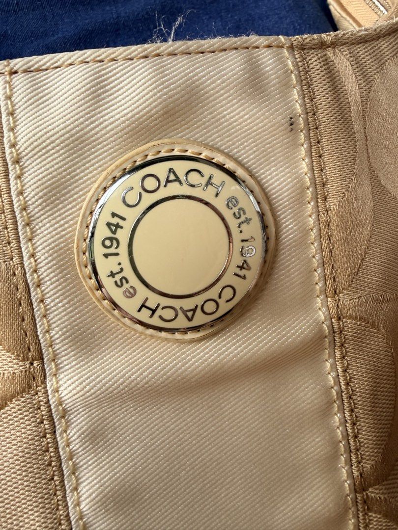 Coach canvas (Category: Luxury Bags & Wallets) located in San Pascual. Submitted by s3resale (Listing ID 1469943430, Image 2). Description: Issue:handle see photos (minor signs of use) Body: 95% ok Interior:clean Complete with hangtag No to LOWBALLERS!!!! .