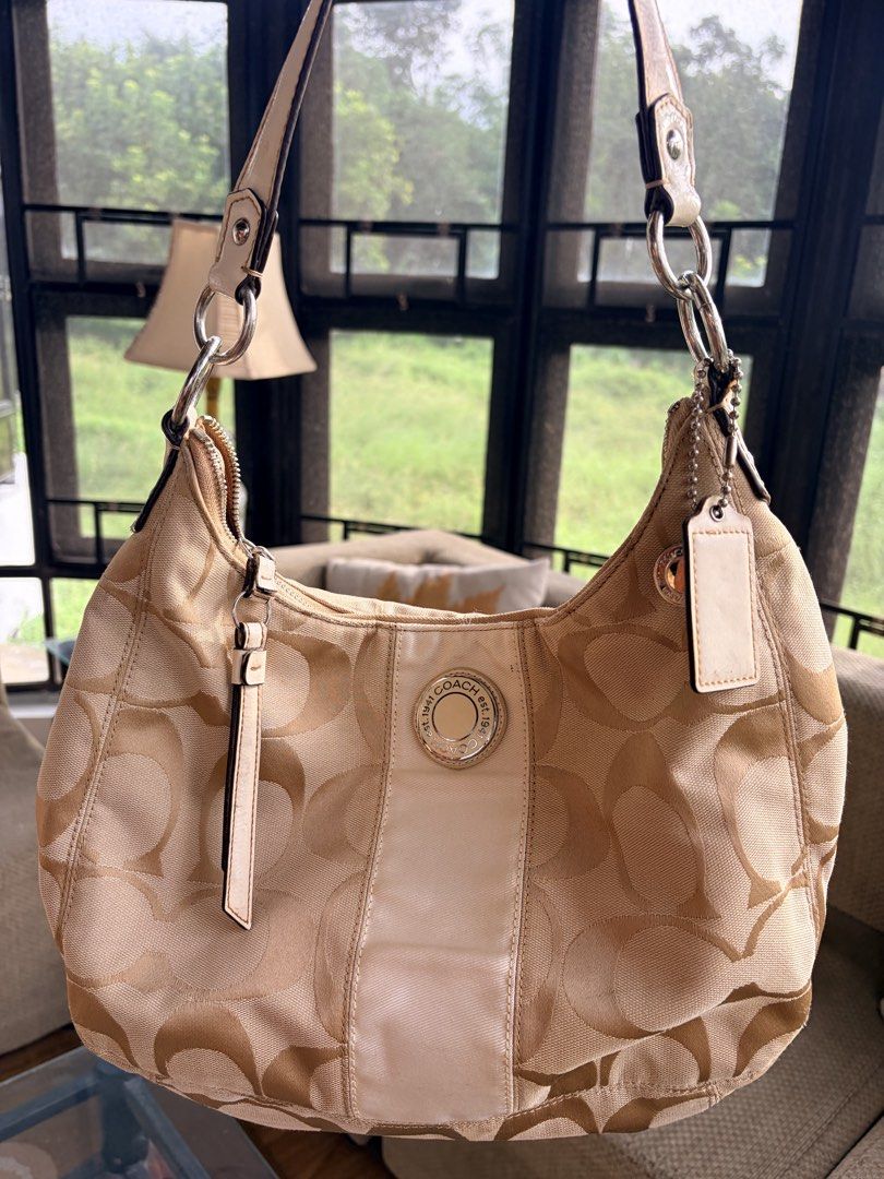 Coach canvas (Category: Luxury Bags & Wallets) located in San Pascual. Submitted by s3resale (Listing ID 1469943430, Image 1). Description: Issue:handle see photos (minor signs of use) Body: 95% ok Interior:clean Complete with hangtag No to LOWBALLERS!!!! .