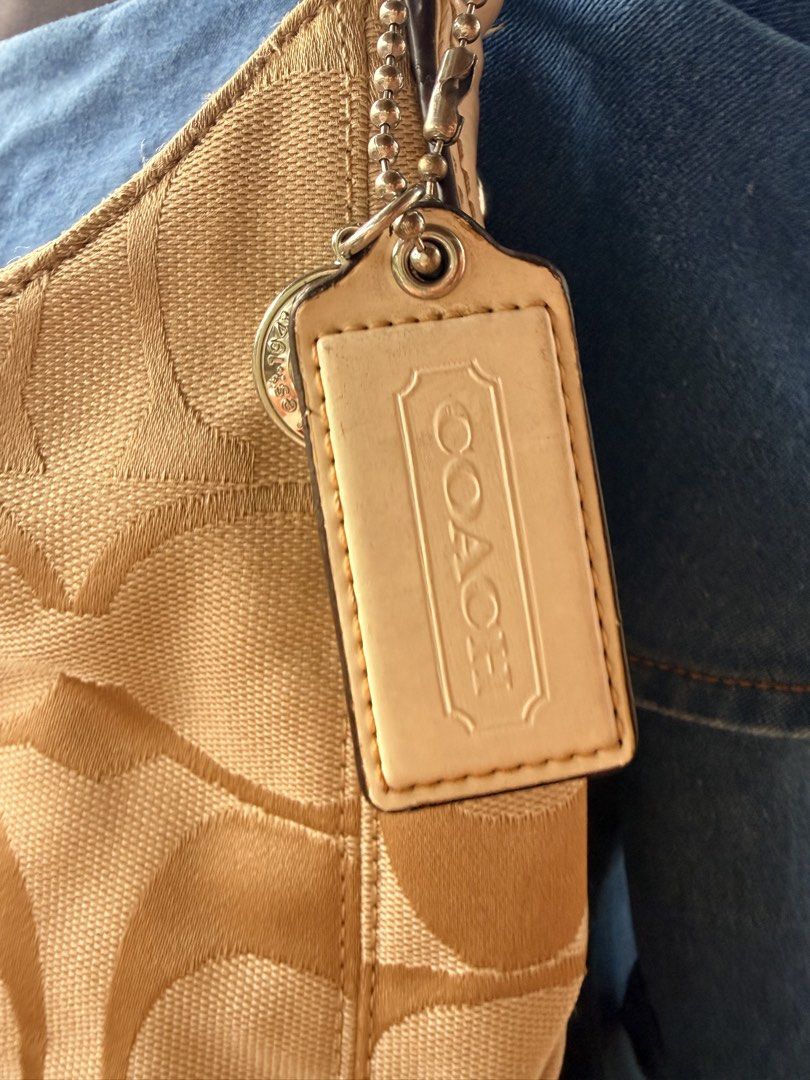 Coach canvas (Category: Luxury Bags & Wallets) located in San Pascual. Submitted by s3resale (Listing ID 1469943430, Image 3). Description: Issue:handle see photos (minor signs of use) Body: 95% ok Interior:clean Complete with hangtag No to LOWBALLERS!!!! .