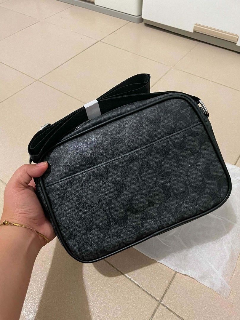 COACH CLUTCH BAG (Category: Luxury Bags & Wallets) located in Quezon City. Submitted by jahthrift_507 (Listing ID 1469849013, Image 3). Description: L-24 H-20.