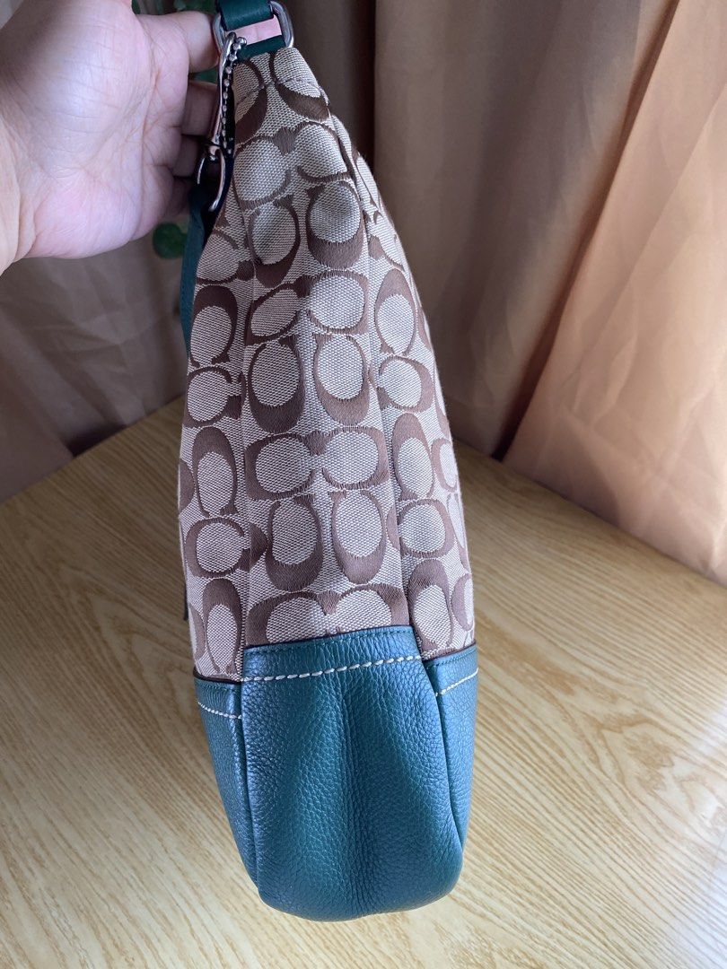 Coach Coach Park Shoulder Bag oulder Bag (Category: Luxury Bags & Wallets) located in Bulacan. Submitted by red.basket24 (Listing ID 1469789015, Image 3). Description: - Brand: Coach ❣️AVAILABLE❣️Coach Park Shoulder Bag 🏷️Mine: 3,500 php 📌Size: Medium 📌Condition: in very Good Condition 🌸YKK Zip 🌸Present Creed and Hangtag 🌸no runs/rubs 🌸Silver hardwares Flaw/s: NOTE: 📌Display accessories are not included and for photoshoot purposes only 📌
