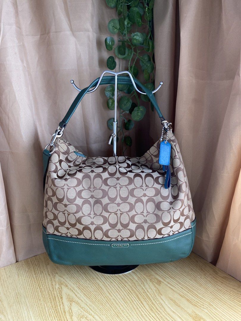 Coach Coach Park Shoulder Bag oulder Bag (Category: Luxury Bags & Wallets) located in Bulacan. Submitted by red.basket24 (Listing ID 1469789015, Image 1). Description: - Brand: Coach ❣️AVAILABLE❣️Coach Park Shoulder Bag 🏷️Mine: 3,500 php 📌Size: Medium 📌Condition: in very Good Condition 🌸YKK Zip 🌸Present Creed and Hangtag 🌸no runs/rubs 🌸Silver hardwares Flaw/s: NOTE: 📌Display accessories are not included and for photoshoot purposes only 📌