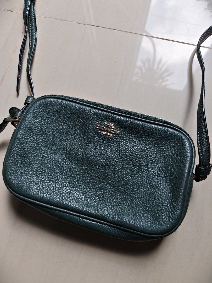 Coach Cross Body Bag (Category: Luxury Bags & Wallets) located in Iloilo. Submitted by branded-boy0422_16 (Listing ID 1469795252, Image 2). Description: Good as new No issue ganda nito ready to wear.