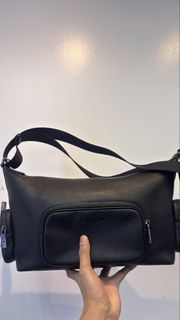 (Category: ) located in . Submitted by shoppersluxe2394 (Listing ID 1469791884, Image 1). Description: .