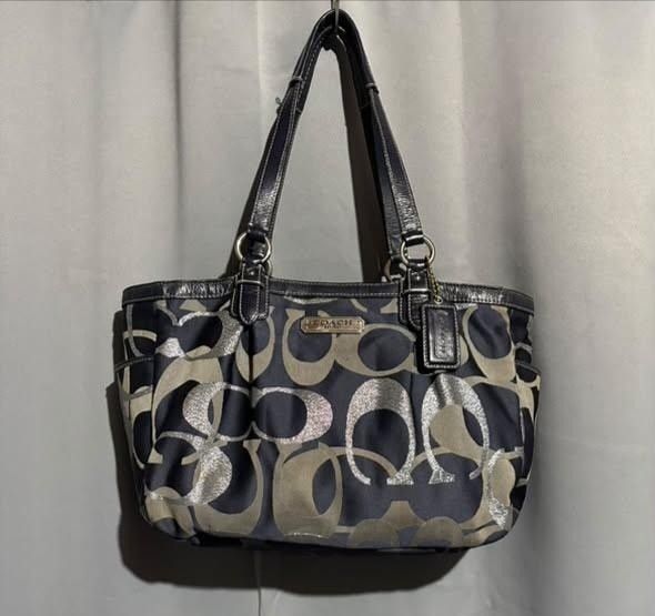 Coach Gallery Optic Signature Metallic Tote (Category: Luxury Bags & Wallets) located in Cavite. Submitted by thrift_finds2000 (Listing ID 1469887704, Image 1). Description: Need clean.