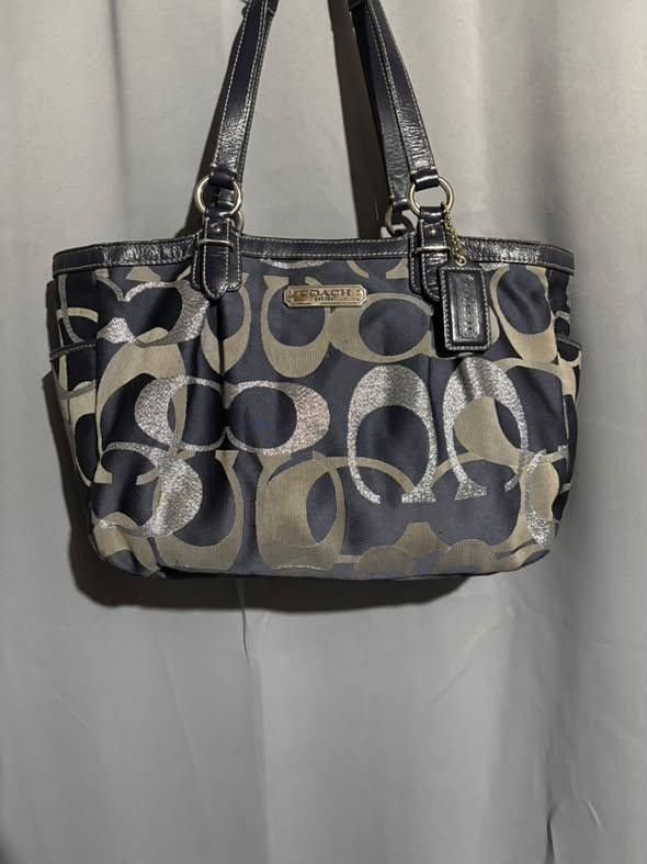 Coach Gallery Optic Signature Metallic Tote (Category: Luxury Bags & Wallets) located in Cavite. Submitted by thrift_finds2000 (Listing ID 1469887704, Image 3). Description: Need clean.