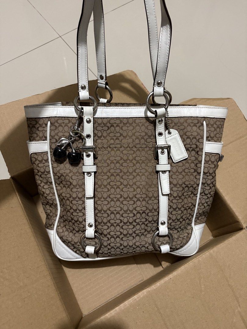 coach gallery tote (Category: Shoulder Bags) located in Pasig City. Submitted by bagsby.camillah (Listing ID 1469928408, Image 1). Description: excellent condition normal sign of used only.