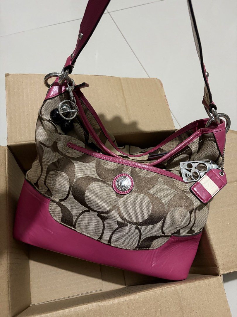 coach kili/shoulder 2 way (Category: Shoulder Bags) located in Pasig City. Submitted by bagsby.camillah (Listing ID 1469928468, Image 1). Description: excellent condition sign of used only.