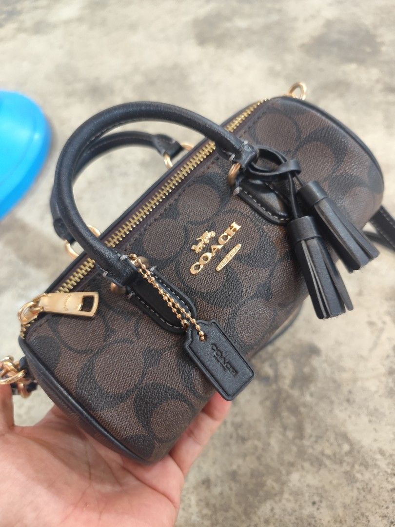 COACH LACEY CROSS BARREL BAG (Category: Luxury Bags & Wallets) located in Cordova. Submitted by bsb.streetluxvintage.clothing (Listing ID 1469779685, Image 2). Description: Good as new condition No issuue.