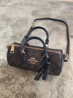 (Category: ) located in . Submitted by bsb.streetluxvintage.clothing (Listing ID 1469779685, Image 1). Description: .