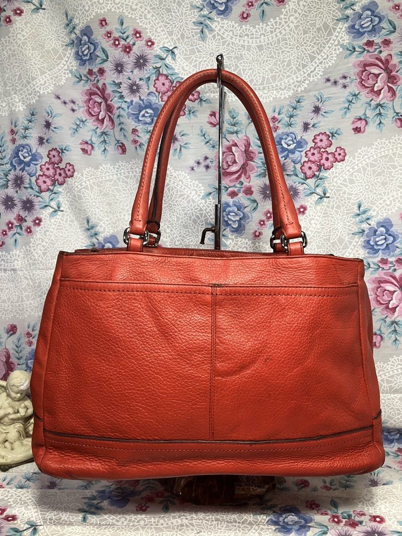 COACH LEATHER LARGE SHOULDER BAG (Category: Shoulder Bags) located in General Mariano Alvarez. Submitted by adonid (Listing ID 1469880579, Image 3). Description: COACH LEATHER LARGE SHOULDER BAG GOOD CONDITION NORMAL SIGN OF USAGE ONLY .