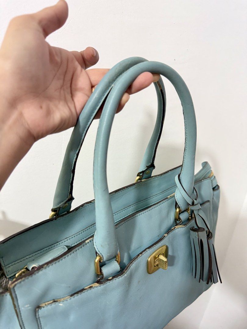 Coach legacy (Category: Shoulder Bags) located in Manila. Submitted by prelovedbyramiah (Listing ID 1469772050, Image 2). Description: sign of used.