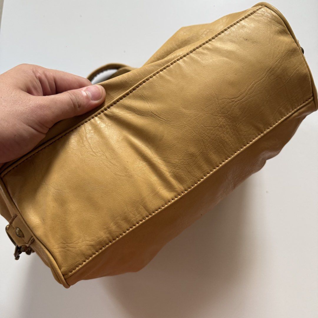 Coach mustard handbag (Category: Shoulder Bags) located in Cavite. Submitted by kalebfindsluxs (Listing ID 1469897988, Image 3). Description: Coach mustard handbag Good Check details - 1k + sf Loc cavite Jnt / lalamove .