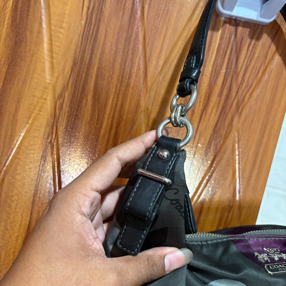Coach shoulder bag (Category: Luxury Bags & Wallets) located in Carmen. Submitted by aquarius.00 (Listing ID 1469894086, Image 3). Description: excellent no issue coded ykk zip.