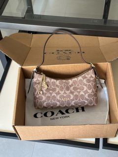 (Category: ) located in . Submitted by fashion_collection (Listing ID 1469814049, Image 1). Description: .