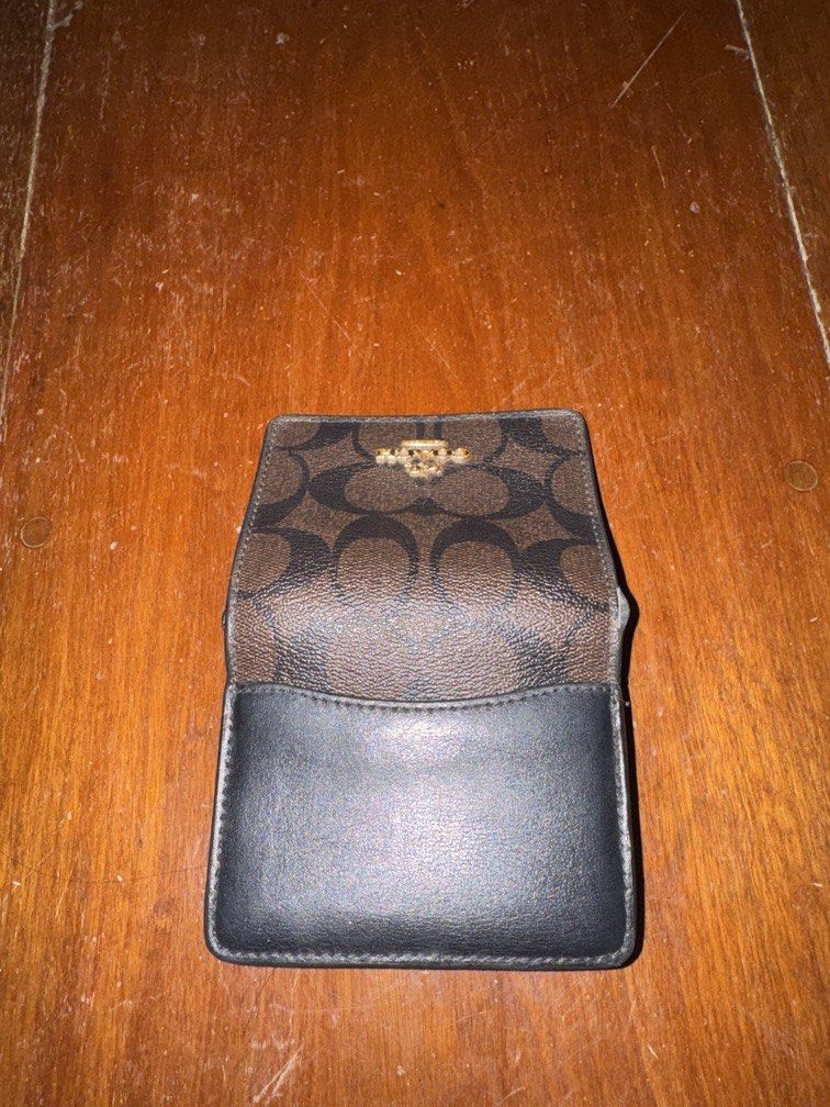 Coach Sling Wallet (Category: Wallets & Card holders) located in Pasay City. Submitted by anneythingph (Listing ID 1469792149, Image 3). Description: •see pictures for flaws •can ship via jnt or grab.