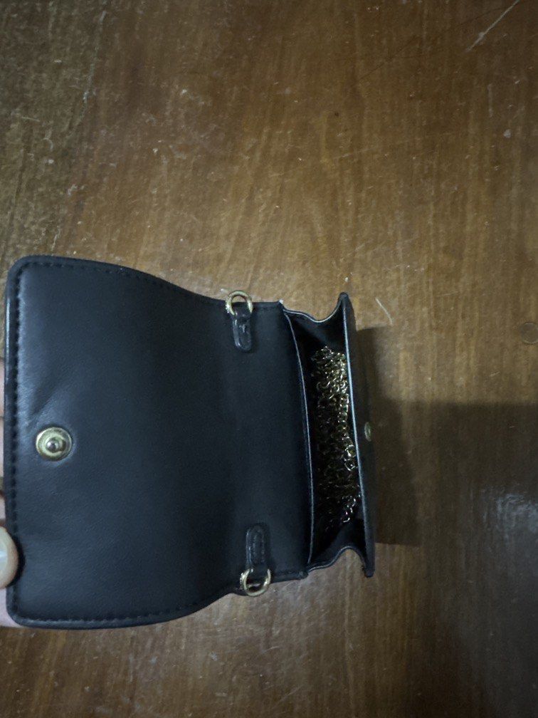 Coach Sling Wallet (Category: Wallets & Card holders) located in Pasay City. Submitted by anneythingph (Listing ID 1469792149, Image 2). Description: •see pictures for flaws •can ship via jnt or grab.