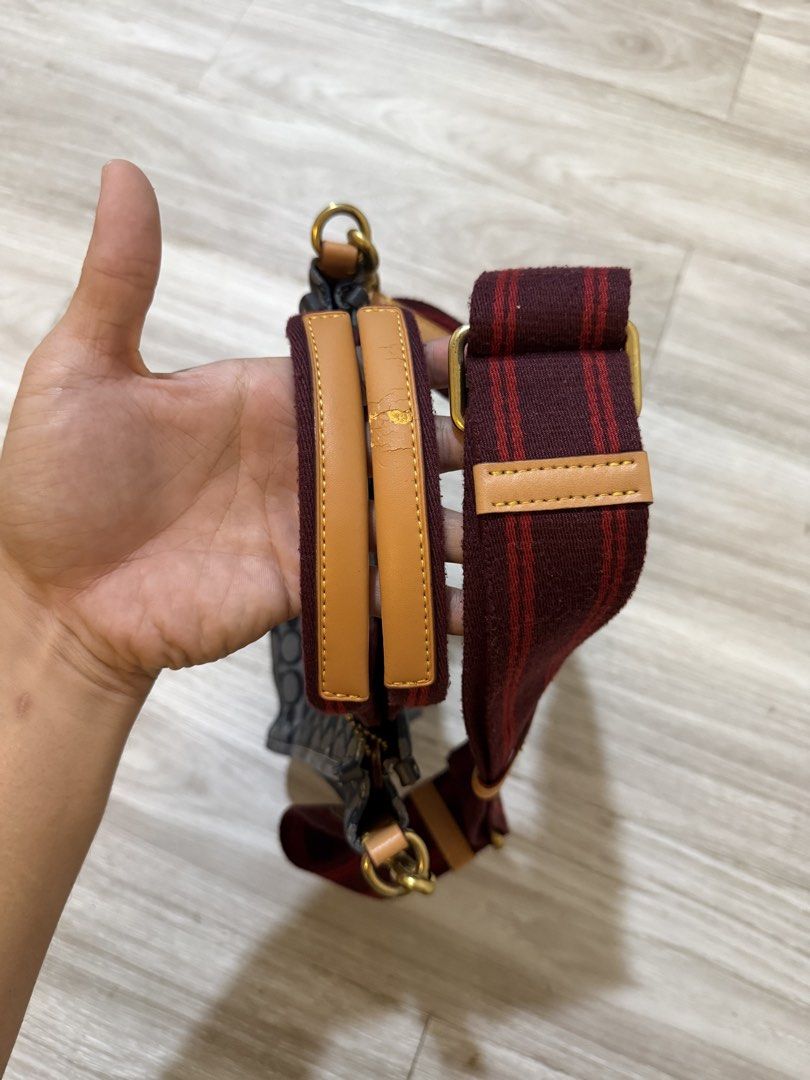 Coach Tote 22 (Category: Luxury Bags & Wallets) located in Taguig. Submitted by thesocialthrift (Listing ID 1469797066, Image 3). Description: For sale Coach Tote 22 No inclusion No flaws As new condition .