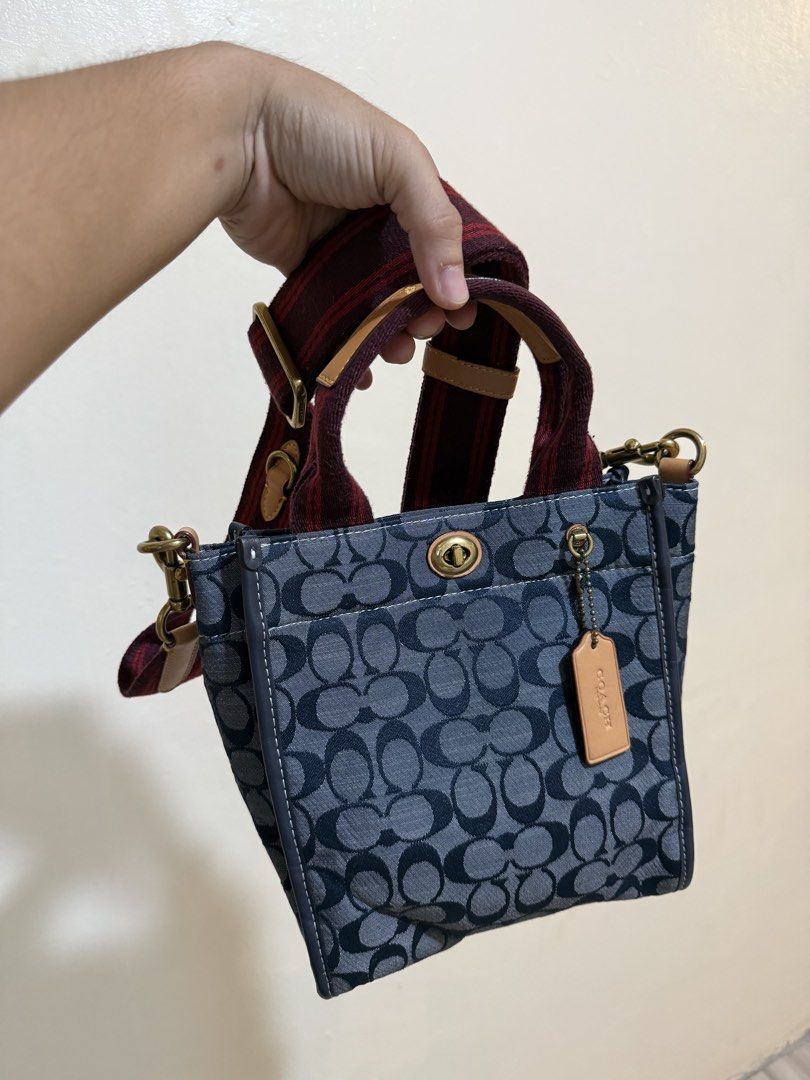 Coach Tote 22 (Category: Luxury Bags & Wallets) located in Taguig. Submitted by thesocialthrift (Listing ID 1469797066, Image 1). Description: For sale Coach Tote 22 No inclusion No flaws As new condition .