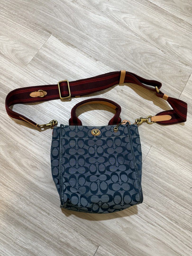 Coach Tote 22 (Category: Luxury Bags & Wallets) located in Taguig. Submitted by thesocialthrift (Listing ID 1469797066, Image 2). Description: For sale Coach Tote 22 No inclusion No flaws As new condition .