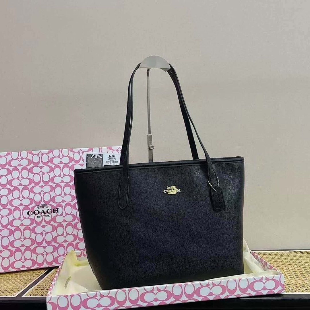 Coach Tote Bag (Category: Tote Bags) located in Quezon City. Submitted by stuffs.hellyy (Listing ID 1469794773, Image 1). Description: with box made in vietnam .
