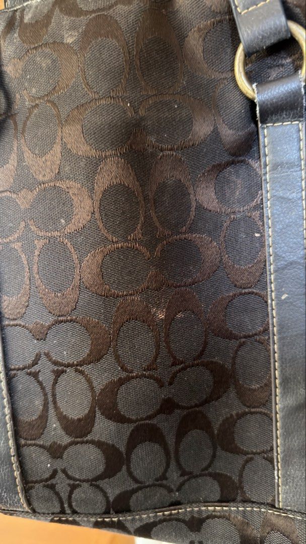 COACH TOTE BAG (Category: Shoulder Bags) located in Manila. Submitted by urban-vintage_2 (Listing ID 1469800349, Image 3). Description: ISSUE: SEE THE PICS FOR ISSUE (BRAND NEW) MOP :GCASH (NO COD) SHIP VIA: LALAMOVE & J&T LOCATION: PASIG CITY OFF / LEGIT.
