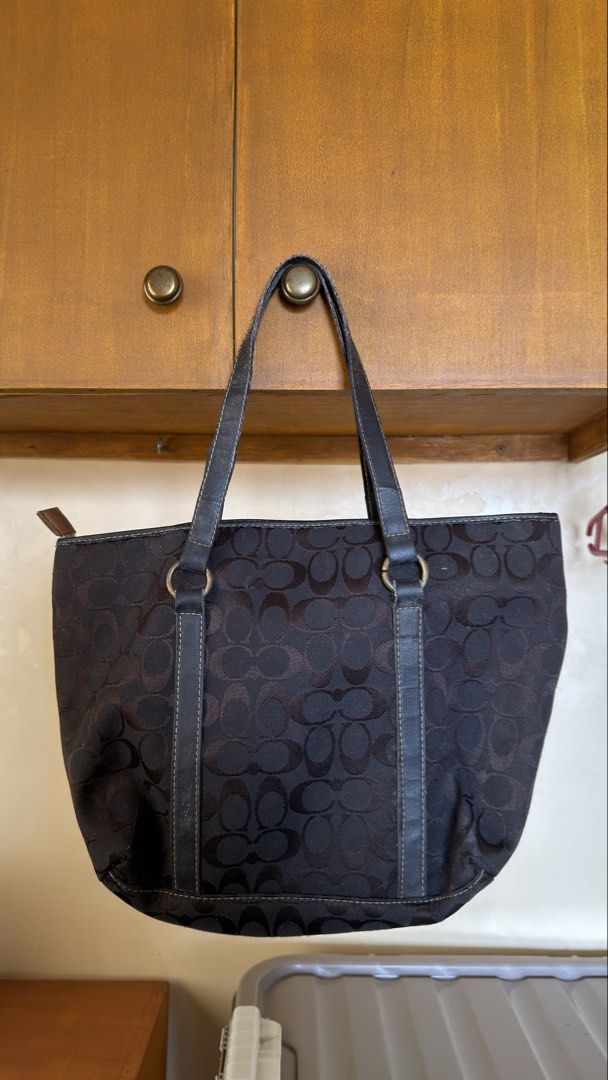 COACH TOTE BAG (Category: Shoulder Bags) located in Manila. Submitted by urban.vintage (Listing ID 1469800706, Image 2). Description: ISSUE: SEE THE PICS FOR ISSUE (BRAND NEW) MOP :GCASH (NO COD) SHIP VIA: LALAMOVE & J&T LOCATION: PASIG CITY OFF / LEGIT.