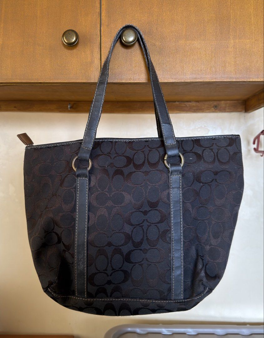 COACH TOTE BAG (Category: Shoulder Bags) located in Manila. Submitted by urban.vintage (Listing ID 1469800706, Image 1). Description: ISSUE: SEE THE PICS FOR ISSUE (BRAND NEW) MOP :GCASH (NO COD) SHIP VIA: LALAMOVE & J&T LOCATION: PASIG CITY OFF / LEGIT.