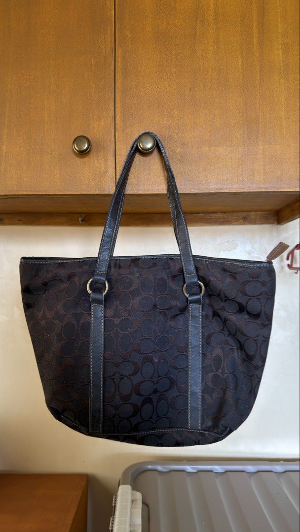 COACH TOTE BAG (Category: Shoulder Bags) located in Manila. Submitted by urban.vintage (Listing ID 1469800706, Image 3). Description: ISSUE: SEE THE PICS FOR ISSUE (BRAND NEW) MOP :GCASH (NO COD) SHIP VIA: LALAMOVE & J&T LOCATION: PASIG CITY OFF / LEGIT.